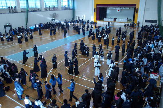 体育館に集まった剣士の皆さんが練習しています。
