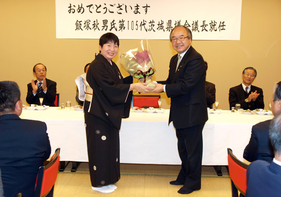 山中議員からの花束贈呈