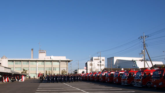 晴天無風の早朝。隊員、消防車総出の出初式。