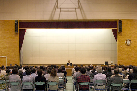 公民館の体育館にたくさんの方が集まって下さいました。