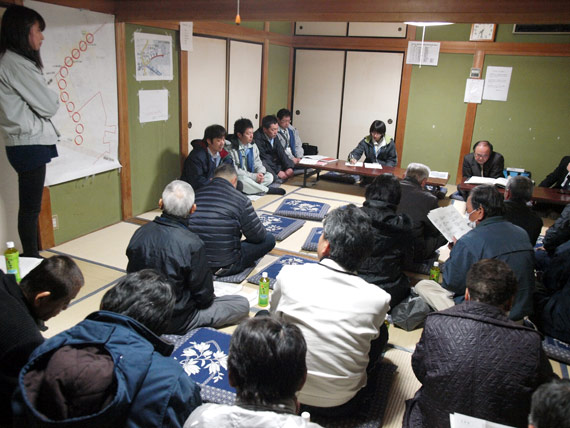 県の土木部員が、計画案の図を使って出席者に説明します。