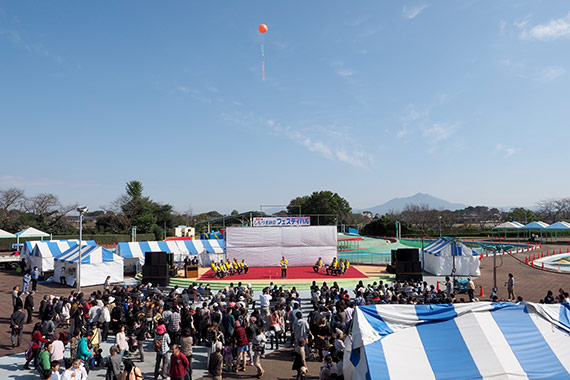 遠くの筑波山とアドバルーンがくっきり映える秋晴れの日に、今年のフェスティバルが開催されました。